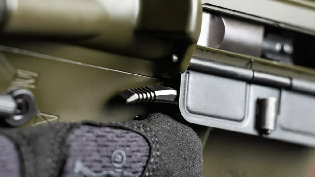 The Watchtower RAIDER 15 SD has an ambo bolt release.