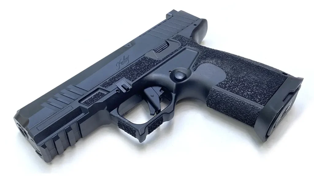 The most important new feature of the Kimber R7 MAKO Carbon Compact frame is the deep half-circle undercut where the triggerguard meets the front strap of the grip frame.