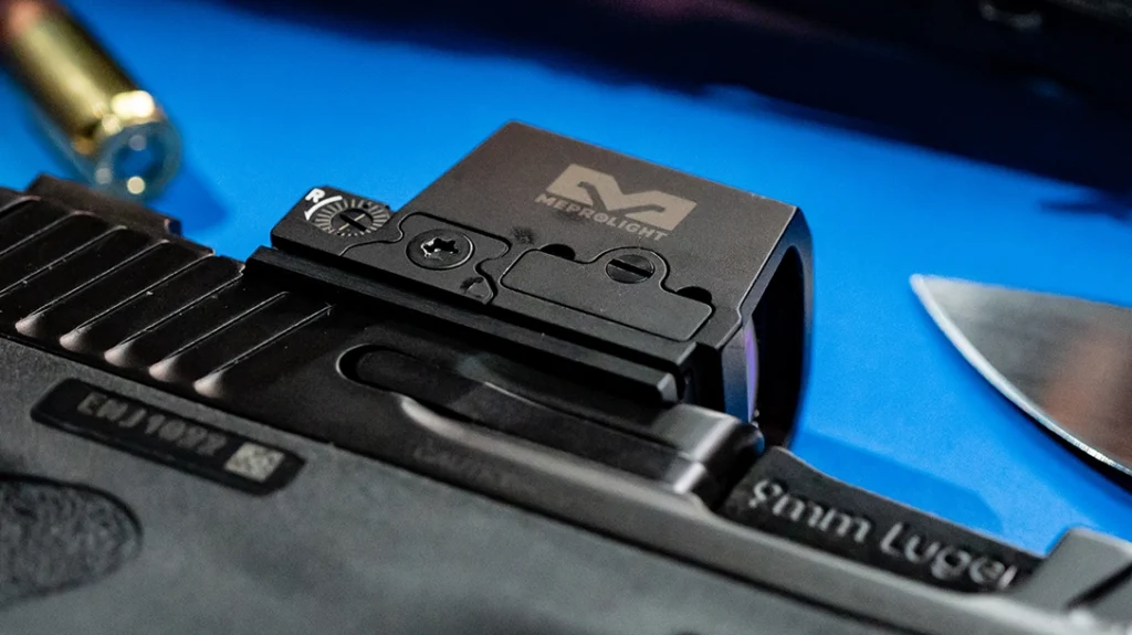 On top, the author mounted a Meprolight MPO Pro S enclosed emitter optic.