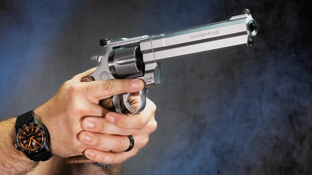 The Spohr N670 uses a polygonal barrel profile beneath a shroud that you’d need to be told is two pieces.